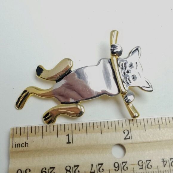 Vintage Hang in There Cat Brooch, Hanging from Brang, Silver Tone Kitten Pin - Picture 4 of 6